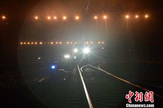00：38，“动车大夫”们在对动车组进行会诊 韦加恒 摄