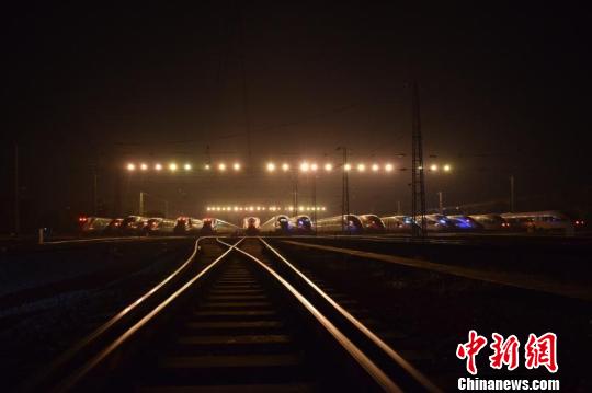 02：30，夜幕下的动车组存车场(大睡床) 韦加恒 摄