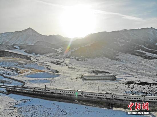 资料图：春运期间，动车组列车穿越在雪域祁连山间的兰新高铁线上。<a target='_blank' href='http://www.chinanews.com/'>中新社</a>记者 杨艳敏 摄