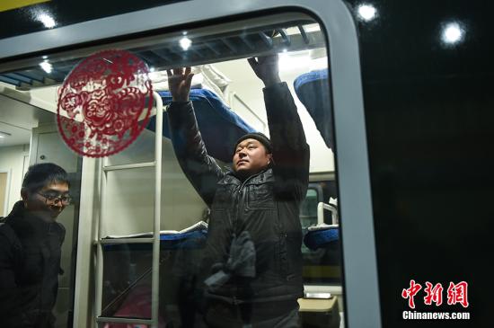 资料图：春运时旅客放行李。<a target='_blank' href='http://www.chinanews.com/' >中新网</a>记者 翟璐 摄