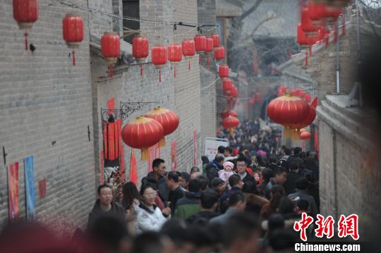在保留去年传统年俗活动的基础上，新增猪逻辑小镇、动漫主题灯会、电音节、地道滑道、网红桥、电影真人秀、丛林穿越等新奇、刺激、体验性强的项目。张壁古堡景区供图
