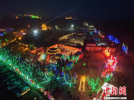 本届灯会借助IP的力量，以“溯时光新春游园灯会”为主题。张壁古堡景区供图