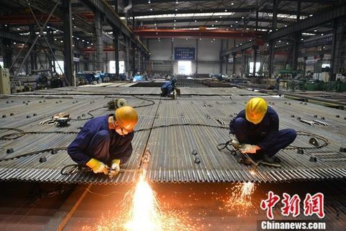 资料图：工厂里忙碌的工人。<a target='_blank' href='http://www.chinanews.com/'>中新社</a>记者 张浪 摄