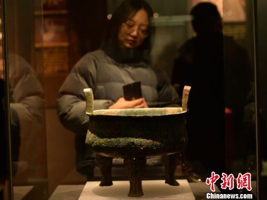 该展览分为回归、兴起、融合3个单元，以实物展示与图片、文字展板相结合的形式，生动讲述了早期秦文化故事。该展览持续至2月28日。　丁思 摄
