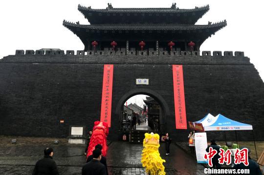 图为扬州东关城门高挂大红春联迎新春。　崔佳明 摄