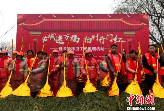 图为2018年“金扫帚”奖揭晓，108名环卫工获表彰。　崔佳明 摄