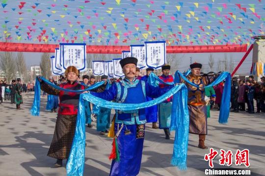 图为祭祀仪式中取火种的队伍入场。　胡杰 摄