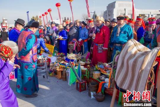 图为各个代表队的贡品。　胡杰 摄