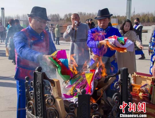 图为民众祭火。　胡杰 摄