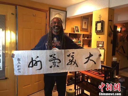 海外书法爱好者展示自己的作品《大美兰州》。　钟欣 摄