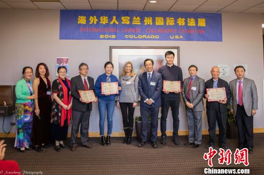 获奖者和嘉宾在展览开幕式上合影。　钟欣 摄