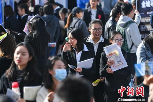 12月6日，毕业生在招聘会上着正装求职。当日，云南省2019届民办高校毕业生双向选择洽谈会在位于昆明的云南师范大学商学院举行。据了解，本次洽谈会共有300余家用人单位进行现场招聘，为云南省7所独立学院和2所民办高校的应届毕业生提供3500余个工作岗位，吸引毕业生前来洽谈求职。<a target='_blank' href='http://www.chinanews.com/'>中新社</a>记者 任东 摄
