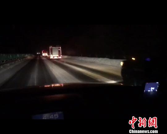 救援力量赶往震中。(塔城消防救援支队供图) 王小军 摄