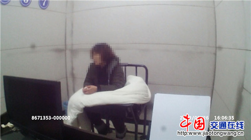 行李中有长剪刀不配合安检 戏精女车站撒泼被拘5天