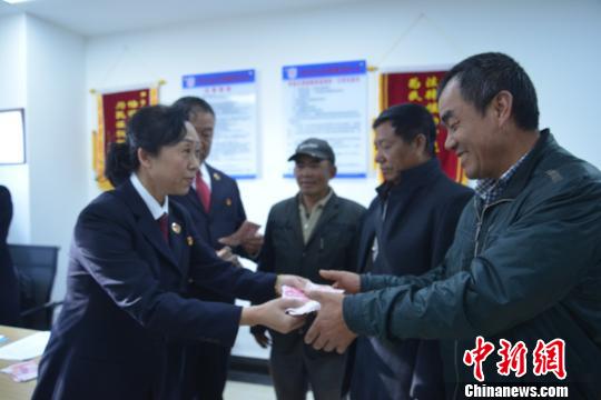 图为检察官发放追讨回的农民工工资。　石志斌 摄