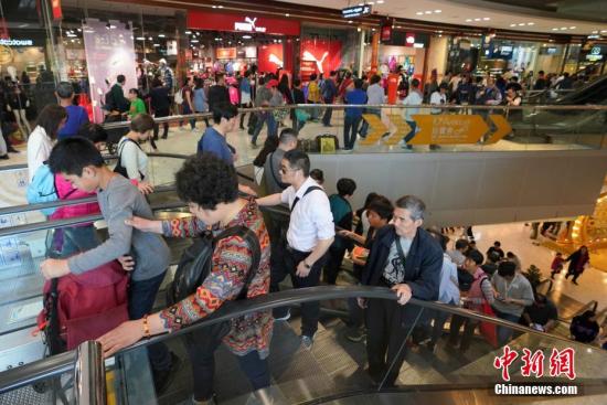 游客购物。<a target='_blank' href='http://www.chinanews.com/'>中新社</a>记者 张炜 摄