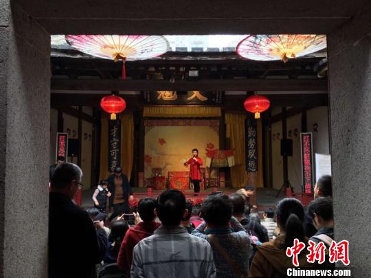 群众围观表演。　叶秋云 摄