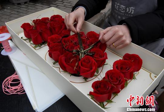 情人节催热“浪漫经济”鲜花市场提前备货