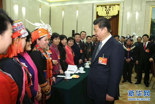 3月8日，中共中央总书记、国家主席、中央军委主席习近平参加十二届全国人大三次会议广西代表团的审议。这是习近平来到女代表中间，同她们亲切交谈，代表党中央、国务院，向广大妇女代表、妇女委员及全国各界妇女同胞，致以诚挚的节日问候。新华社记者兰红光摄