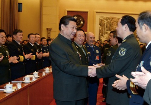 3月12日，中共中央总书记、国家主席、中央军委主席习近平出席十二届全国人大三次会议解放军代表团全体会议并发表重要讲话。这是习近平同军队人大代表亲切握手。李刚摄
