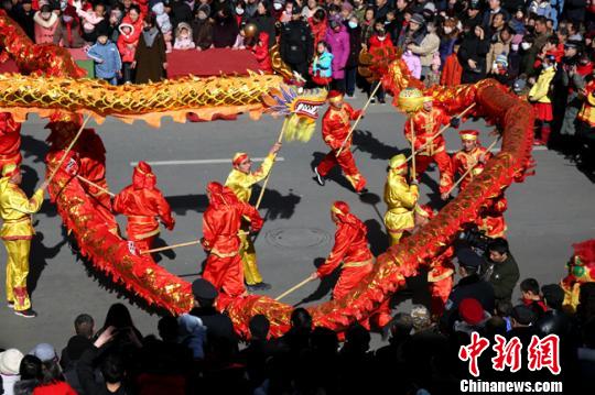 图为敦煌社火闹新春。　张晓亮 摄