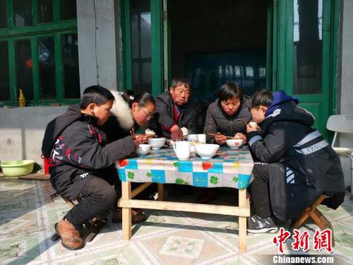 图为刘奉智一家人在吃饭。　郝学娟 摄