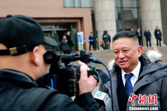 图为政协委员接受记者采访。 梁犇 摄 图为政协委员接受记者采访。 梁犇 摄