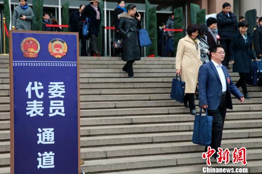 图为会议结束后,政协委员们从委员通道走出会场。 梁犇 摄 图为会议结束后,政协委员们从委员通道走出会场。 梁犇 摄