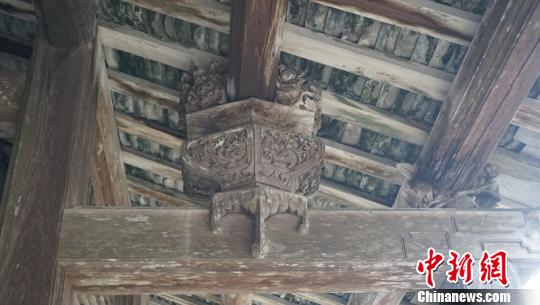 侯家大院花篮式梁架驼峰雕件。　符宇群 摄
