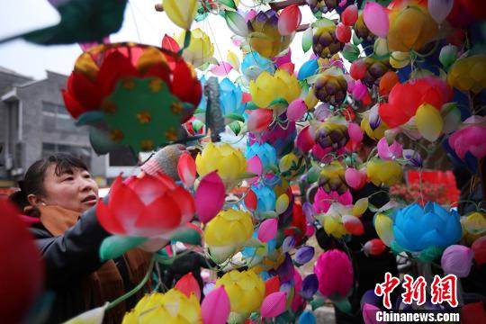 各式秦淮花灯吸引民众目光。　泱波　摄