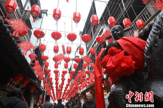 大红灯笼高高挂起。　泱波　摄