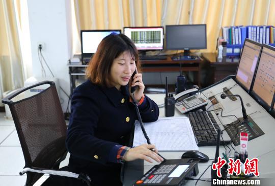 客运员刘韦林每天接打电话800余次。　李育全 摄