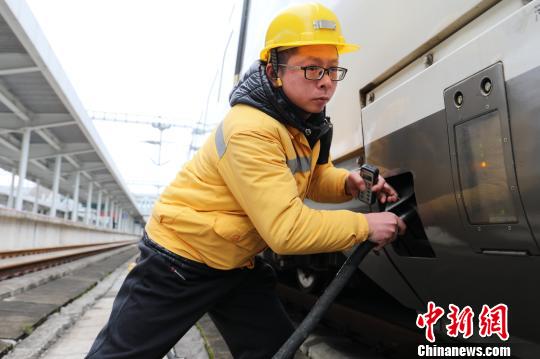 上水工曾毅每天为列车上水350000公斤。　郑长贤 摄