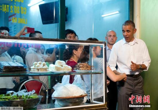 资料图：2016年，美国前总统奥巴马在首都河内一家平民食店，与厨师出身的美国电视主持一同品尝地道美食，引来大批民众围观。美国白宫在社交网站发布一张相片：奥巴马与美国著名厨师布尔丹在河内一家平民食店品尝了地道越式米粉及河内啤酒。