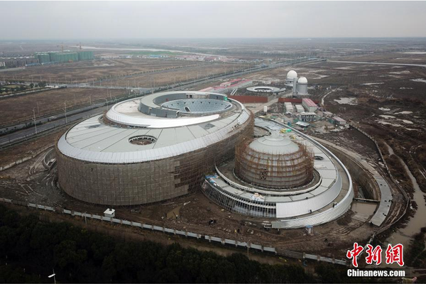 主建筑外的景观区域还设计了4条螺旋形的步道。张亨伟 摄
