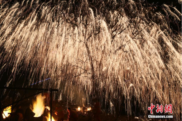 河北省井陉县核桃园村，一场绚丽的“打树花”表演吸引众多游人观赏。中新社记者 陈昊 摄