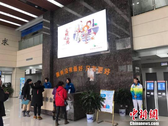 杭州市拱墅区行政服务中心的办事大厅。　张斌 摄
