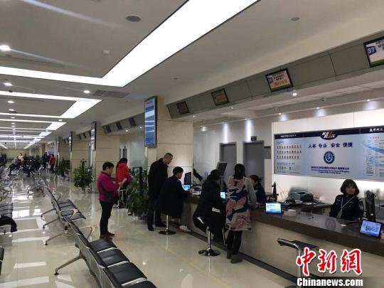 群众正在办事。　张斌 摄