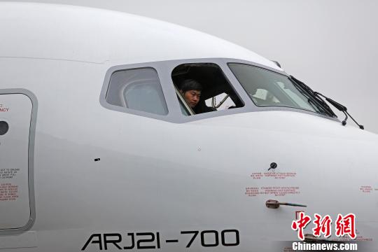 天骄航空飞行员正做起飞前准备工作。　殷立勤 摄