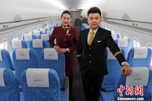 天骄航空乘务员展示ARJ21客机。　殷立勤 摄