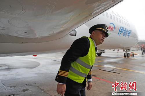 天骄航空飞行员正做起飞前准备工作。　殷立勤 摄
