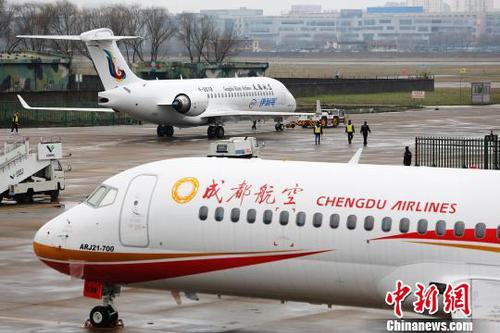 中国商飞向天骄航空交付首架ARJ21飞机。　殷立勤 摄