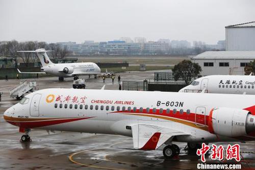 中国商飞向天骄航空交付首架ARJ21飞机。　殷立勤 摄