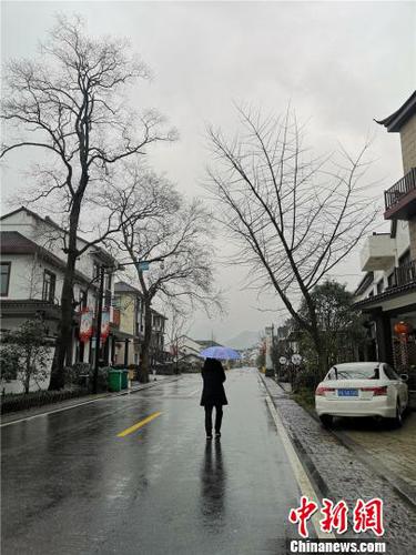 江南地区持续阴雨寡照天气。　张煜欢 摄