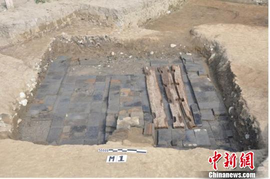 图为出土华盖宫文镇墓券的墓葬。　钟欣 摄