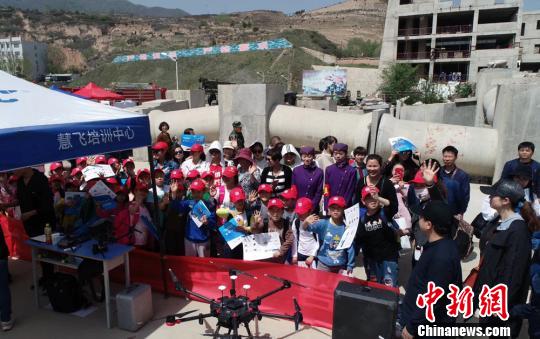 图为甘肃启远智能科技有限责任公司在地震演练现场展示无人机救援。(资料图) 钟欣 摄
