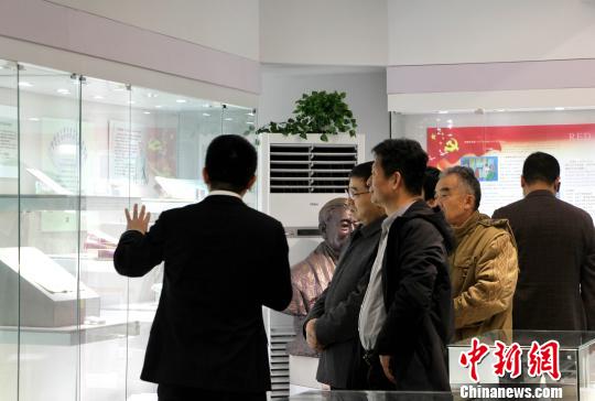 中国教师博物馆规划展厅免费对公众开放，展出文物史料、文化珍藏、实物档案以及古今著名教育学家的物品、作品等一千余件。　赵晓 摄