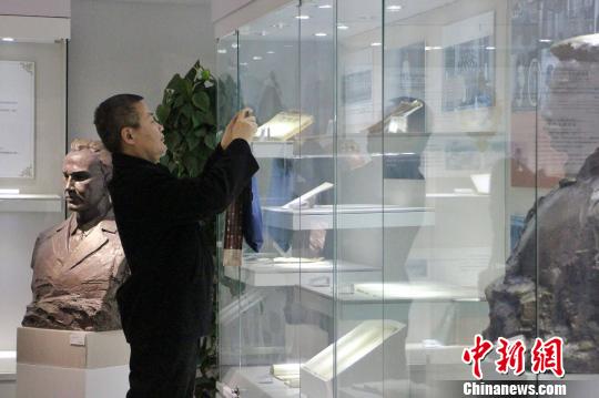 图为民众参观中国教师博物馆。　赵晓 摄