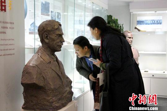 图为民众参观中国教师博物馆。　赵晓 摄