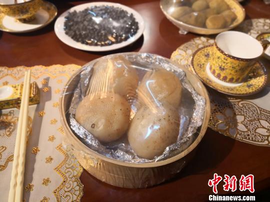 图为用石头做成的“土豆”。　杨娜 摄